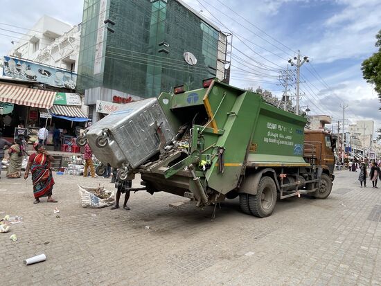 hab ich nicht erwartet, ein Müllwagen unterwegs entdeckt.