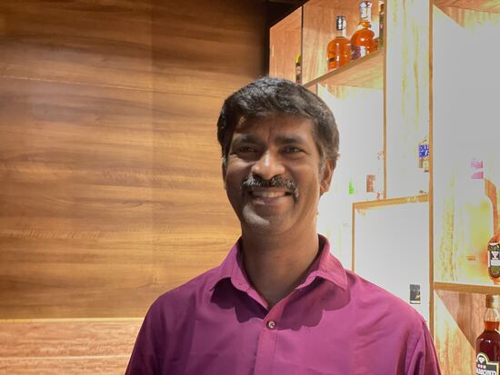 Gnanam der Barkeeper