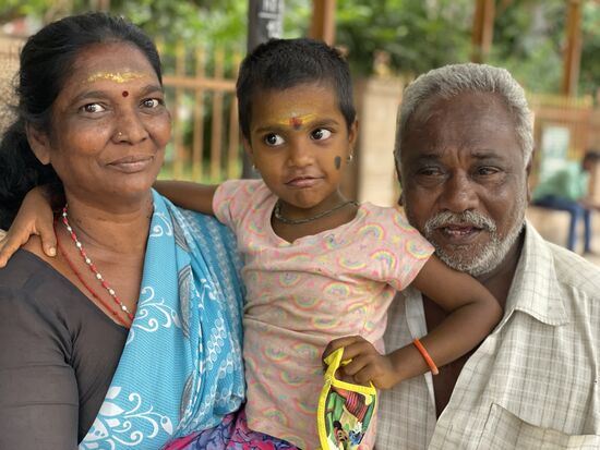 Der Schneider mit seiner Frau und dem kleinen Enkel.