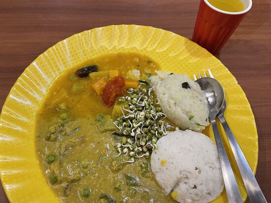 Ein typisch indisches Frühstück. Idli sind die weissen gedämpften Küchlein aus Urdubohnen und Reis.