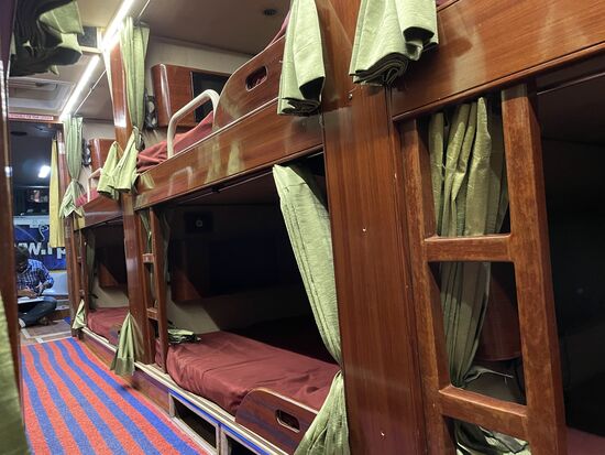 Das sind die Doppelbetten, auf der anderen Busseite liegen die Einzelkojen.