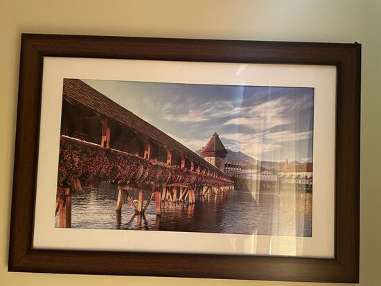 Ein kleiner Aufsteller und ein Gruss aus der Heimat. Das Bild an der Wand im Hotelzimmer.