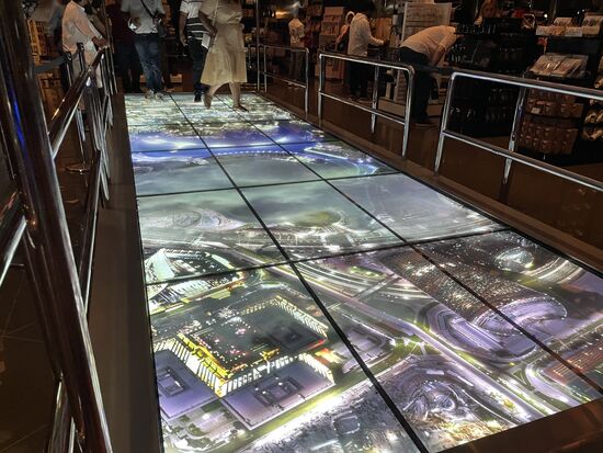 Eine Fake-Installation. Es scheint, dass man über eine Glasbrücke über Dubai stehen würde. Doch in Wahrheit geht man über Bildschirme, die erst noch vorgeben zu brechen, wenn man darauf tritt. Kann beim ersten Mal schon ziemlich schrecken.