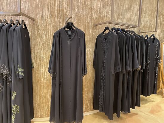 Hier kann man nur schwarze Djellabs kaufen, traditionelle arabische Kleider. Staunend nehme ich zur Kenntnis, dass diese aus sehr wertvollen Stoffen gefertigt und Stickereien oder Palletten enthalten können. Wunderschöne Stücke. Als ich fragte, ob ich einzelne fotografieren dürfe, winkte die Verkäuferin ab. Sie war nicht sicher, ob sie das erlauben dürfe. Schade, hätte es wohl besser einfach getan.