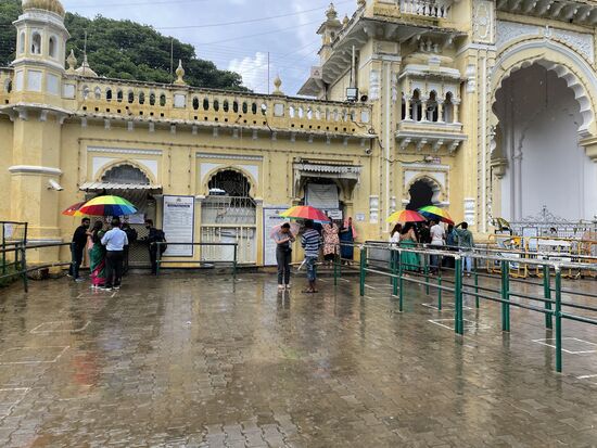 Die schönen Regenbogenschirme sieht man überall.