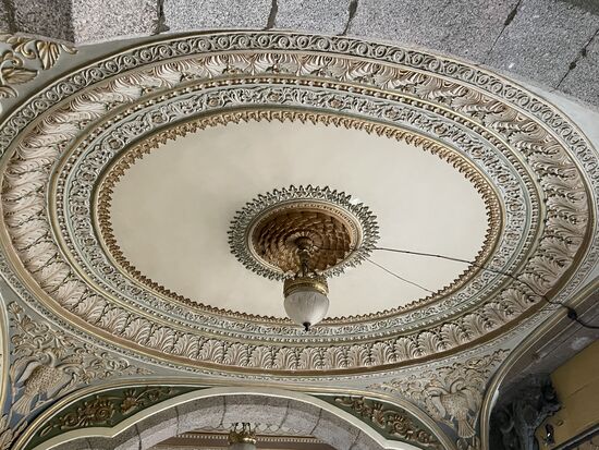 Jede Rondelle an der Decke ist anders gestaltet. Und es gibt deren wohl hunderte.