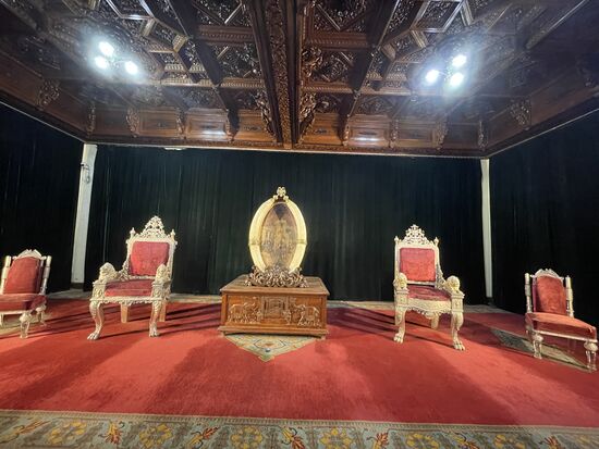 Dominant in der Mitte des Thron-Saales: die beiden Stosszähne eines Elefanten.