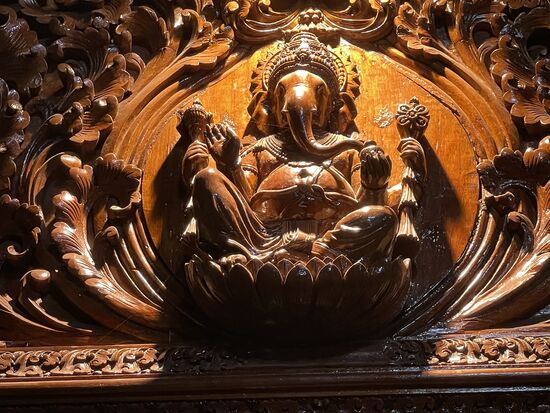 Ganesha, der elefantenköpfige Gott, wohl einer der beliebtesten, kommt überall vor. Hier über einer Türe