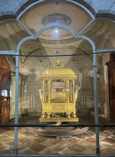 Der schwere Sessel, den der Elefant herumgetragen hat. 750 kg schwer, davon 80 kg Gold. - unvorstellbar.