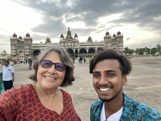 Warum bleibt mir der junge Mann so an den Fersen kleben?