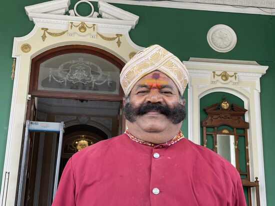 der imposante Portier vom Lalitha Mahal Palace