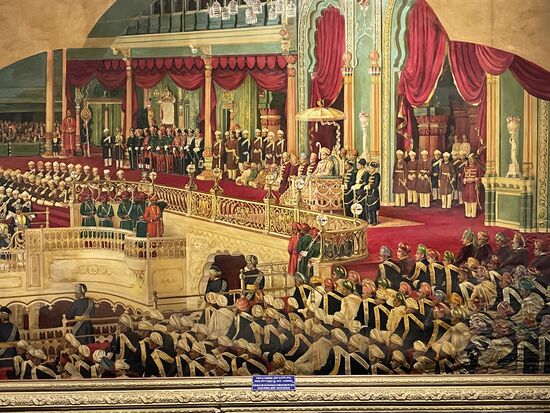 auf dem Gemälde im zweiten Stock erkenne ich die Aussichtsterrase vom Palast wieder. Hier sass der ganze Hofstaat und überblickte den grossen Garten mit dem Zeremonienplatz.