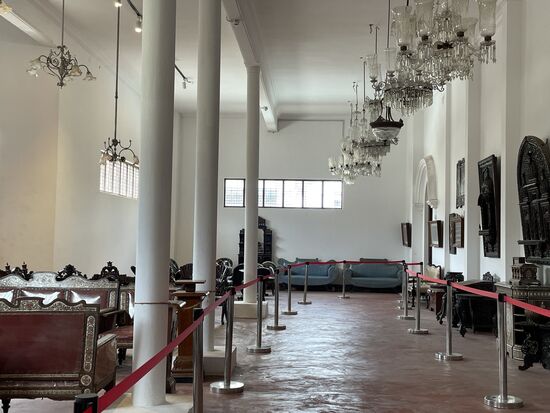 Fast wie bei Ikea läuft man durch eine Möbelausstellung