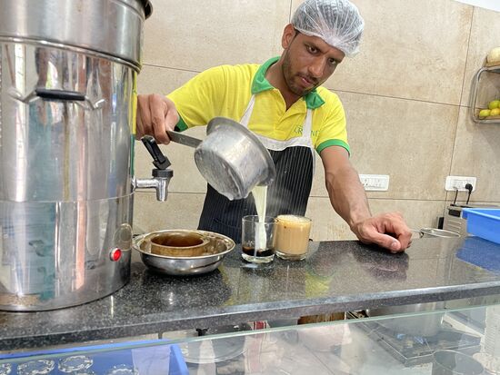 ... mit viel heisser Milch aufgeschüttet.