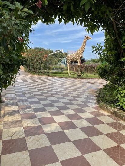 Die Plastikgiraffe will nicht so richtig in die Gegend passen.