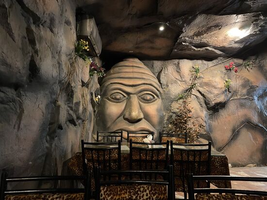 Das schummrige Restaurant ist wie eine Felsenhöhle gestaltet.