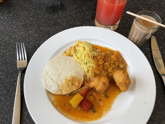 indisches Frühstück mit einem Chai