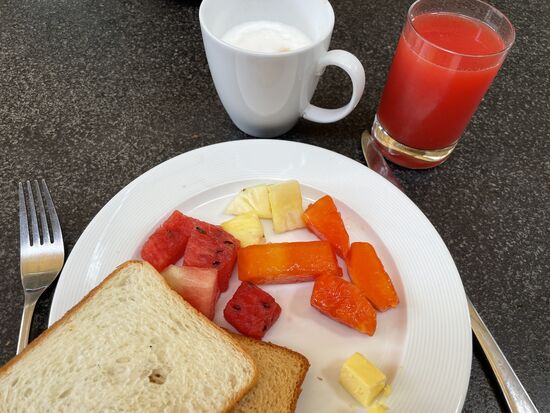 europäisches Frühstück mit Cappuccino - fehlt noch Cornflakes oder Müesli.