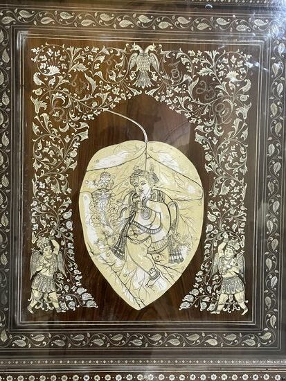 Diese Intarsien mit einem tanzenden Gott sind aus Elfenbein. Darum ist die Türe auch mit einer Glasscheibe geschützt.