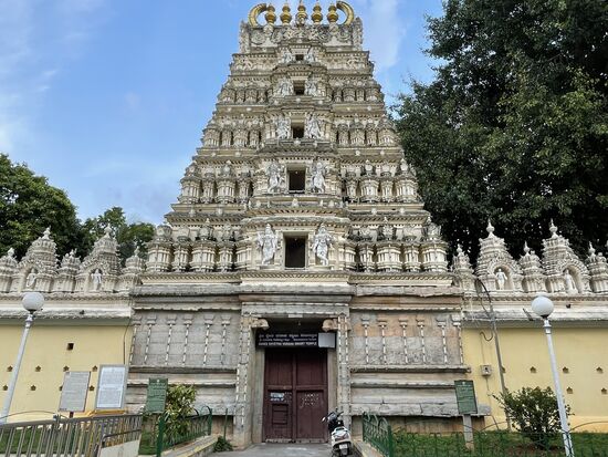 der Tempel beim Palast kann leicht übersehen werden, bei soviel Pracht.