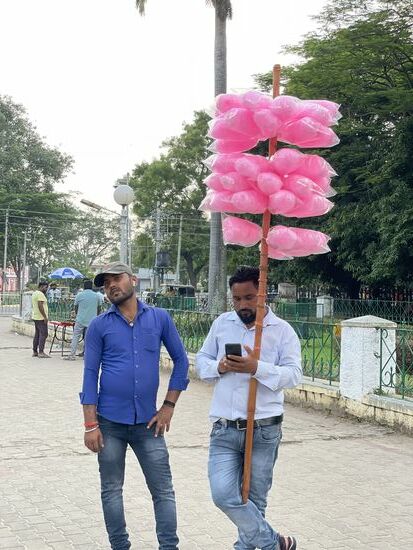 Zuckerwatte-Verkäufer vor dem Palast
