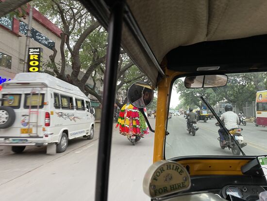 Der Blumenverkäufer fährt auch nach Hause.
