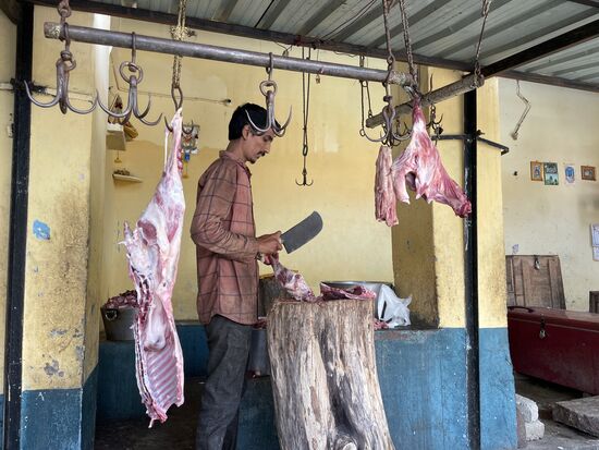 Ein Lamm wird zerkleinert