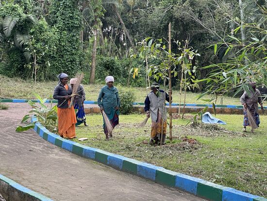 Der Park wird erneuert. Überall wird geputzt und die Weg ausgebessert.