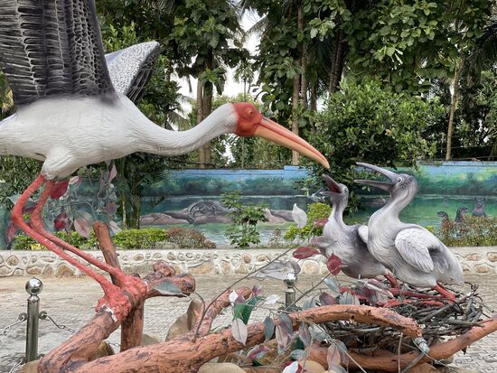 Die Skulptur des grossen Vögels, der seine Jungtiere füttert, muss als Ersatz herhalten für die verpasste Chance mit dem Boot.