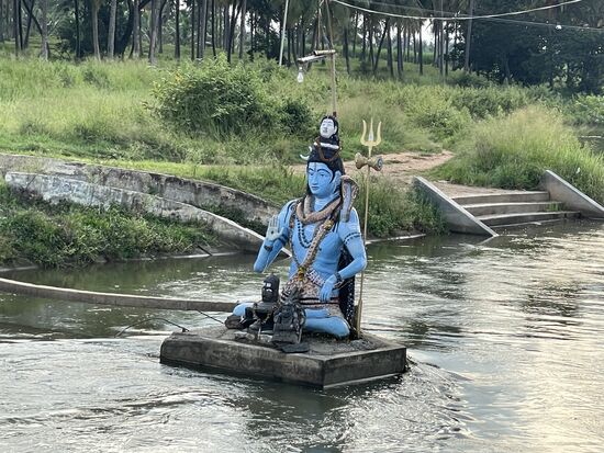 der blaue Gott Krishna im Fluss
