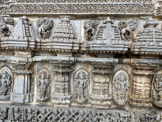 die nördlichen breiteren aber niedrigeren Tempel