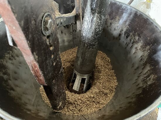 Kokosnüsse werden gepresst und gemahlen um das Oel zu gewinnen.