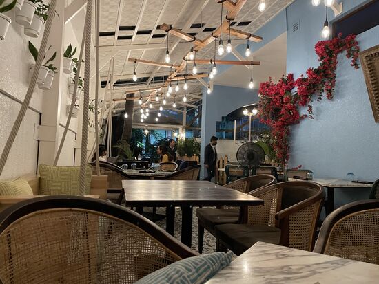 Als ich kam, sass da am Nebentisch noch eine Gruppe junger Frauen.