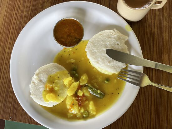 Indisches Frühstück mit Idli, Gemüsemasala und Dal