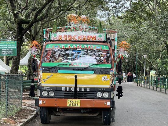 Lastwagen voller Blumenstöcke fahren vor