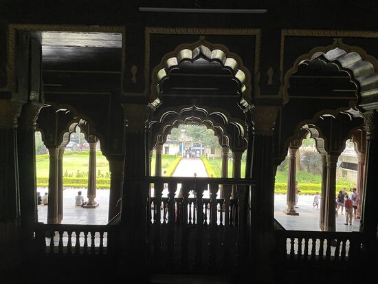 Die spezielle Führung des Tageslichts das unter den Bogen erstrahlt.