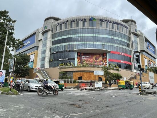 Eine grosse Shopping-Mal - erklärt Akrim