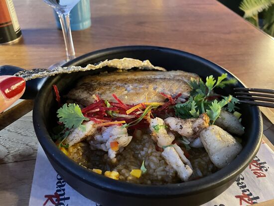 Zum Sonnenuntergang noch einmal ins südamerikanische Restaurant und einen gebratenen Reise mit Fisch und Meeresfrüchten geniessen.