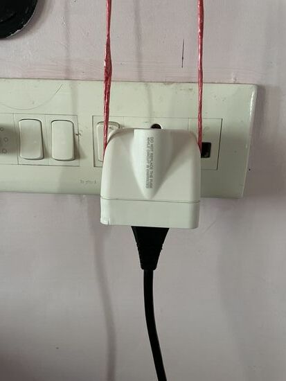 Zum Glück hatte ich eine Schnur im Rucksack. Damit konnte ich meinen Stecker in der Steckdose fixieren. Ohne lag er immer schräg drin und hatte keinen Kontakt.