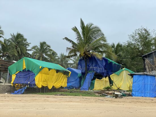 Alle Bungalows am Strand sind gut verpackt, damit sie nicht weggeblasen werden.