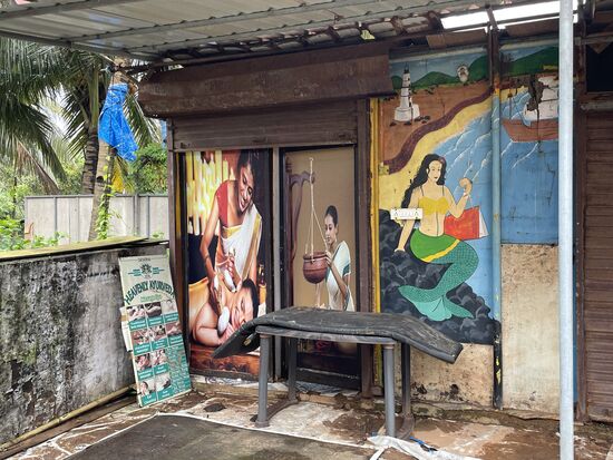 Hier werden Ayurveda-Massagen angeboten.