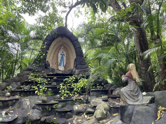 Die Grotte soll wohl eine Kopie von Lourdes sein