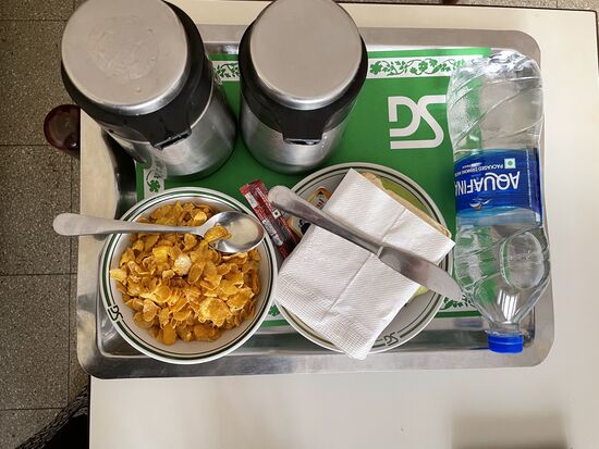 Frühstück wird nur ins Zimmer geliefert