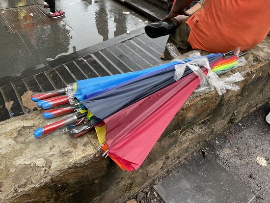 man könnte Regenschirme kaufen...