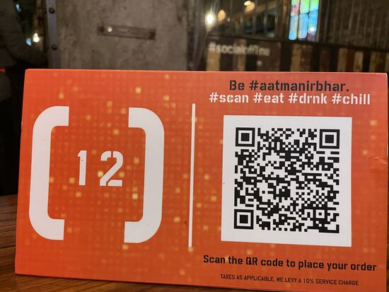 Für alle, die in der momentanen Speisekarte ein wenig schmökern möchten, habe ich sie fotografiert. Einfach mit der Kamera scannen und öffnen. Nur bestellen geht halt nicht. 