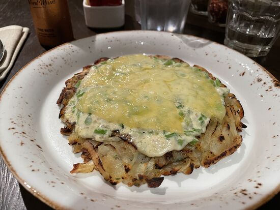 Rösti mit einer leichten Spargelsosse aus ganz feinen klein geschnitten Spargelstücken, überbacken mit ein paar Kasescheibletten.
