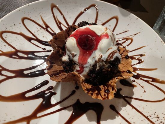 Ein Brownie mit viel Schokolade - passt.