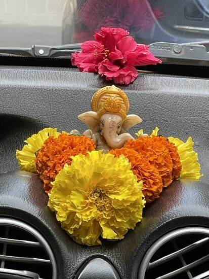 der kleine Ganesha-Altar im Auto