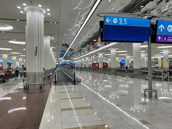 riesige Hallen im Flughafen Dubai