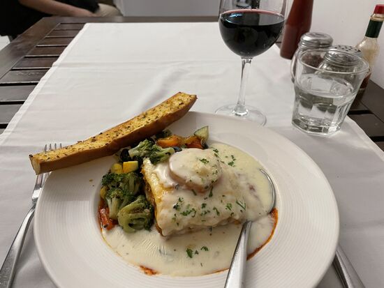 eine Lasagne und ein Glas indischen Rotwein.